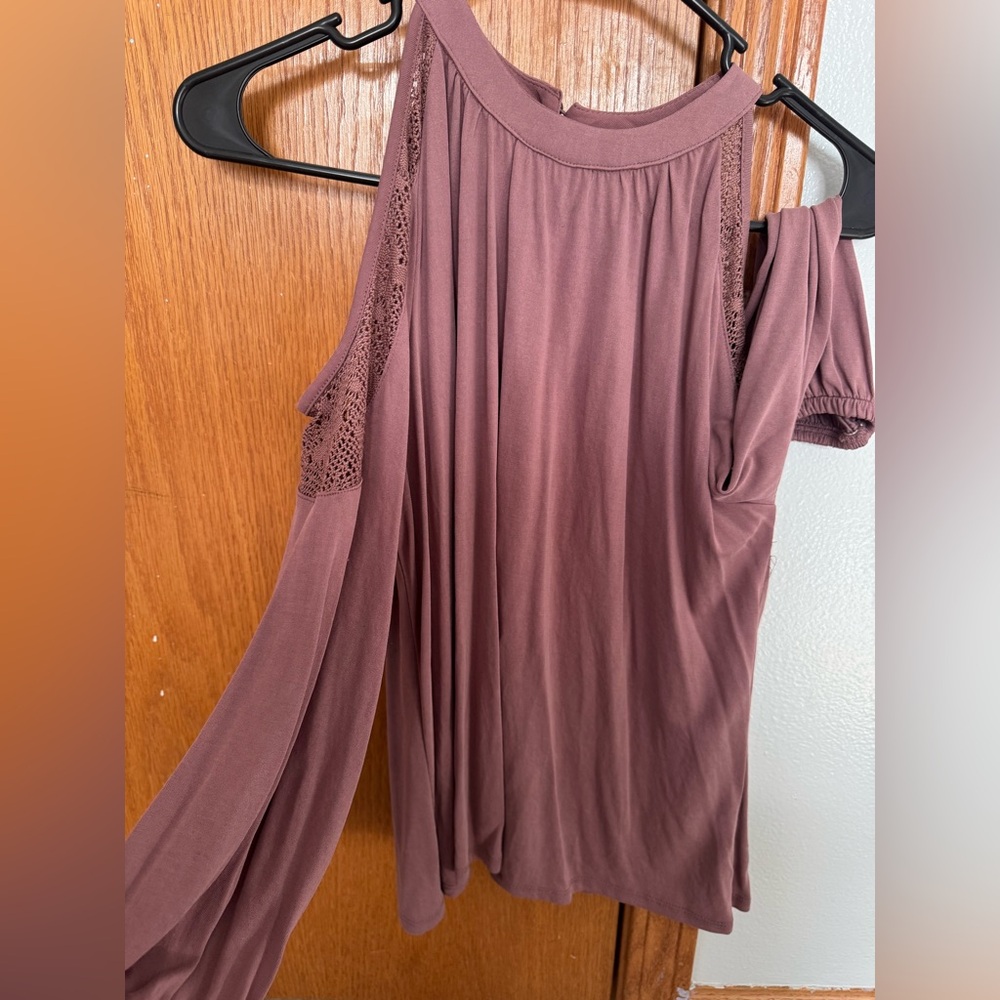 Mudd size MED Marv long cut out shoulder blouse with lace detail